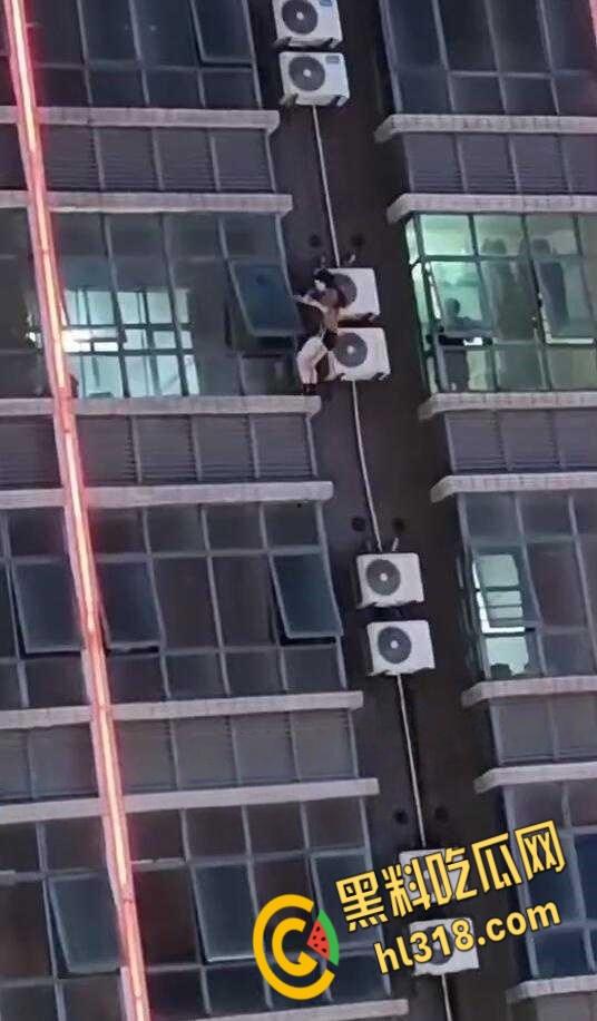 广东惠州惠东黄埠,一女子不明原因悬于窗外,不断摆脱窗户里的施救,从六楼坠落凶多极少 !-3