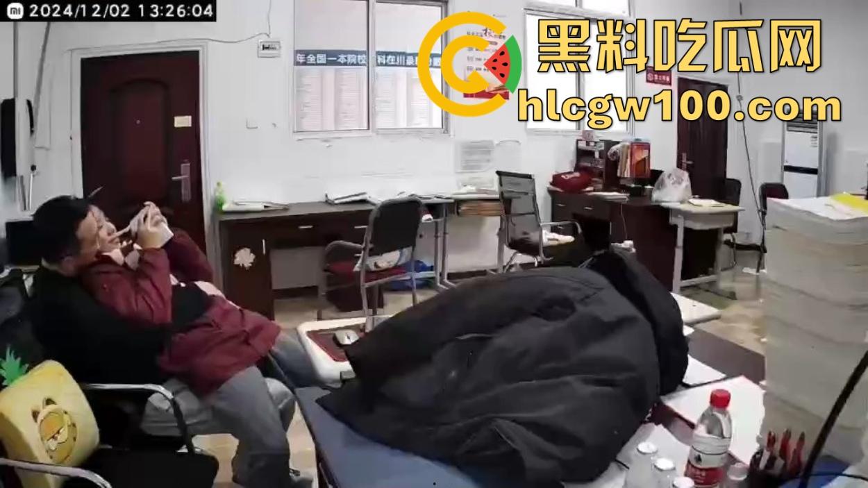 四川达州铭任园高中爆出办公室勾引学生丑闻,监控全程记录,人前讲台上授课,人后办公室搞暧昧 教书变勾引术了?-8