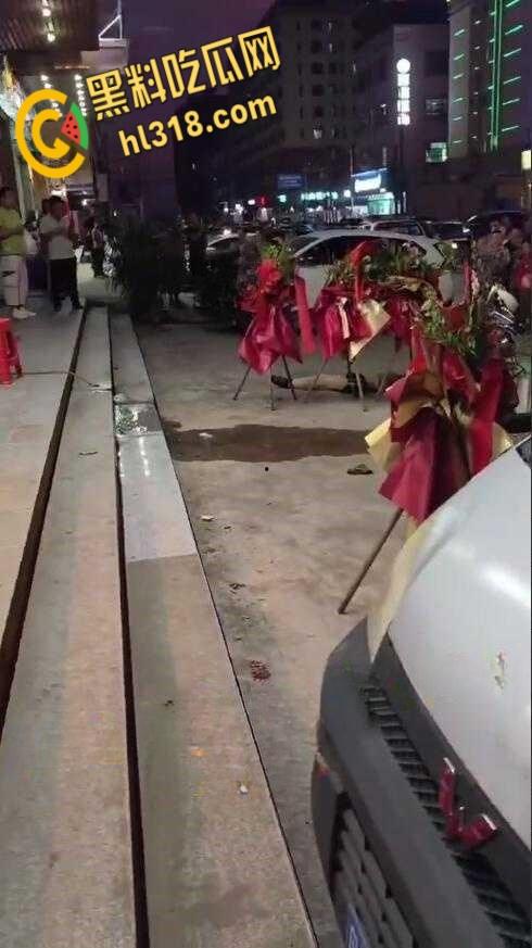 广东惠州惠东黄埠,一女子不明原因悬于窗外,不断摆脱窗户里的施救,从六楼坠落凶多极少 !-5