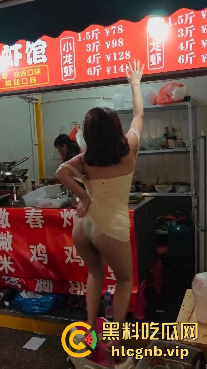 夜市龙虾吃多了,小骚货直接开舞内裤全露,酒吧里的福利竟然在夜市上演!-5