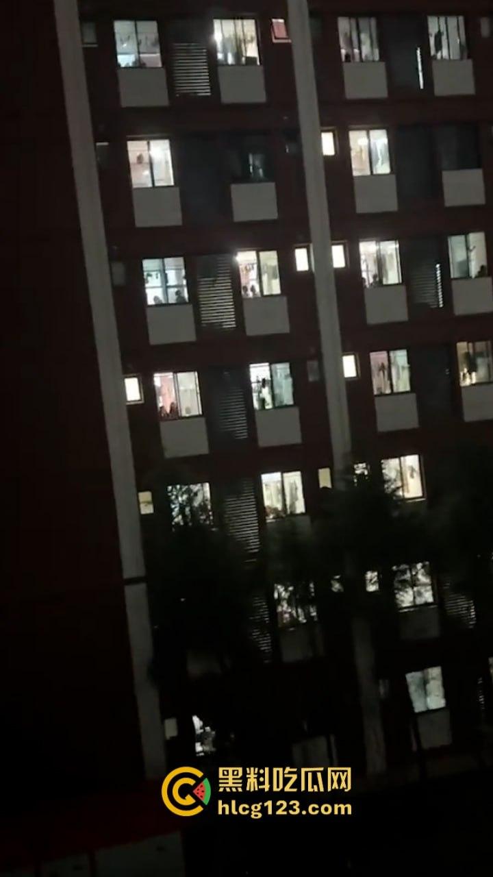 这真忍不了！【西安信息职业学院】因不满高额宿费 还断电断网学生集体硬核喊楼退钱-7