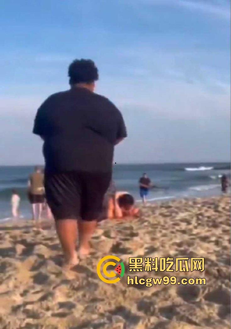 公共沙滩变成人体交配现场,老外光天化日下当着孩子面直接操逼,老黑直接上去用水泼降温警告!-8