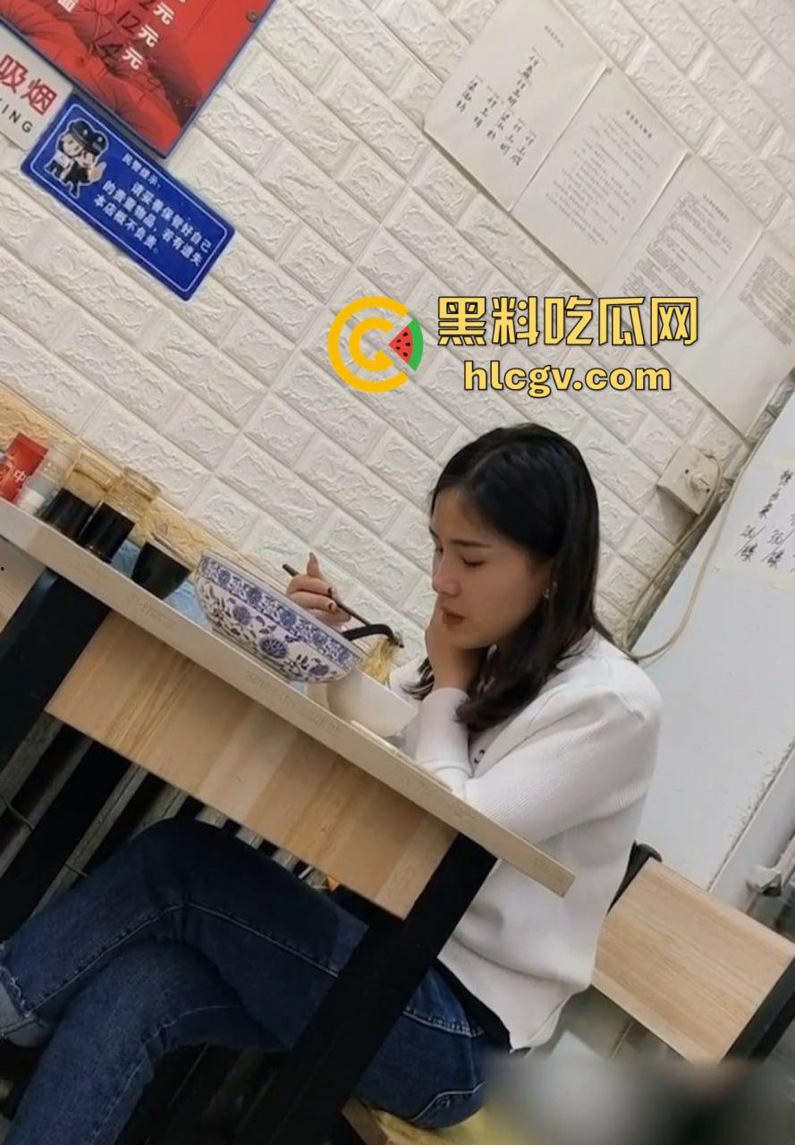 重口慎入!马鞍山露屌狂魔震惊全场,街射战神药店、奶茶店、饭馆轮番表演甩屌,小姐姐都吓傻了!-1