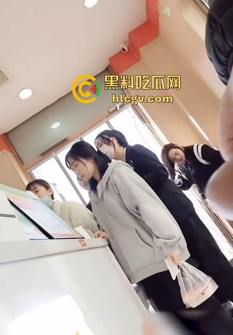 重口慎入!马鞍山露屌狂魔震惊全场,街射战神药店、奶茶店、饭馆轮番表演甩屌,小姐姐都吓傻了!-8