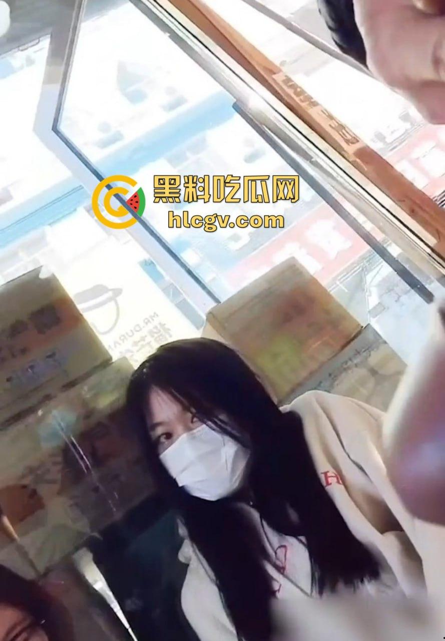 重口慎入!马鞍山露屌狂魔震惊全场,街射战神药店、奶茶店、饭馆轮番表演甩屌,小姐姐都吓傻了!-9