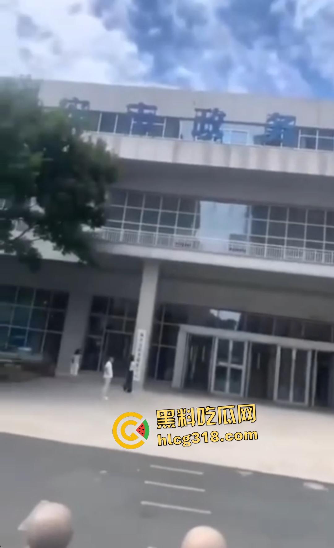 温州瑞安市政府服务中心自焚惨剧!男子因拆迁补偿不公绝望点火,保安狂灭火最后救出一具干尸!-4