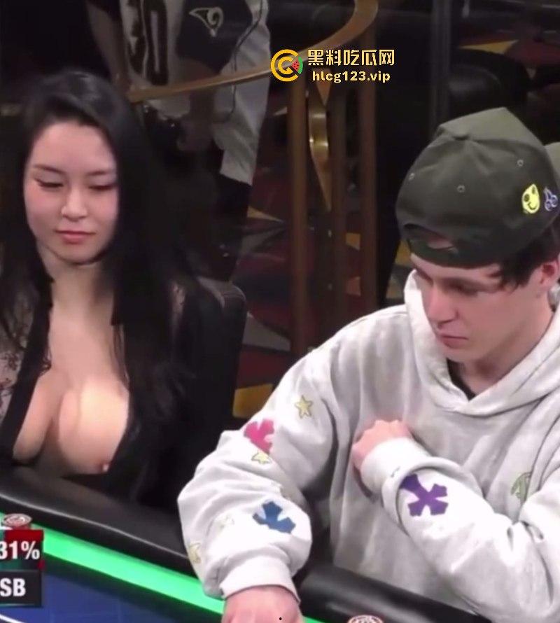 日裔女选手POKER比赛露点色诱对手分心爆红网络!并非不小心!却是有意陷害对手!-2