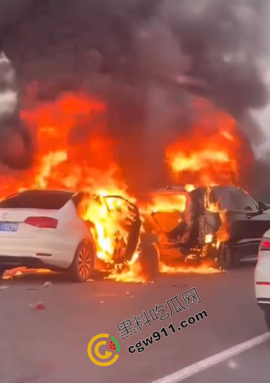 京哈G1高速车祸现场视频!两车追尾瞬间燃起烈焰,现场惨状挥之不去,令人心惊!-5