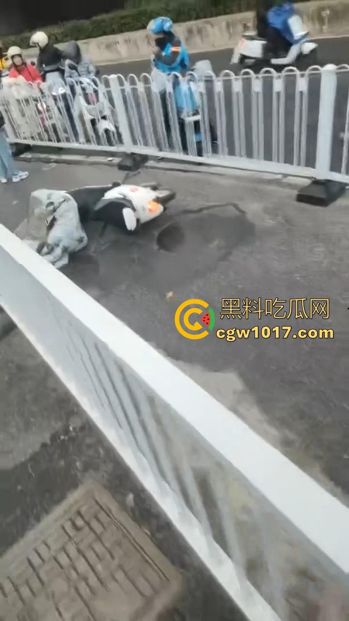 江苏南京中央门立交桥轿车猛冲入人行道,接连撞翻多辆电动自行车,多名行人受伤倒地昏迷,又是报复社会吗?-5