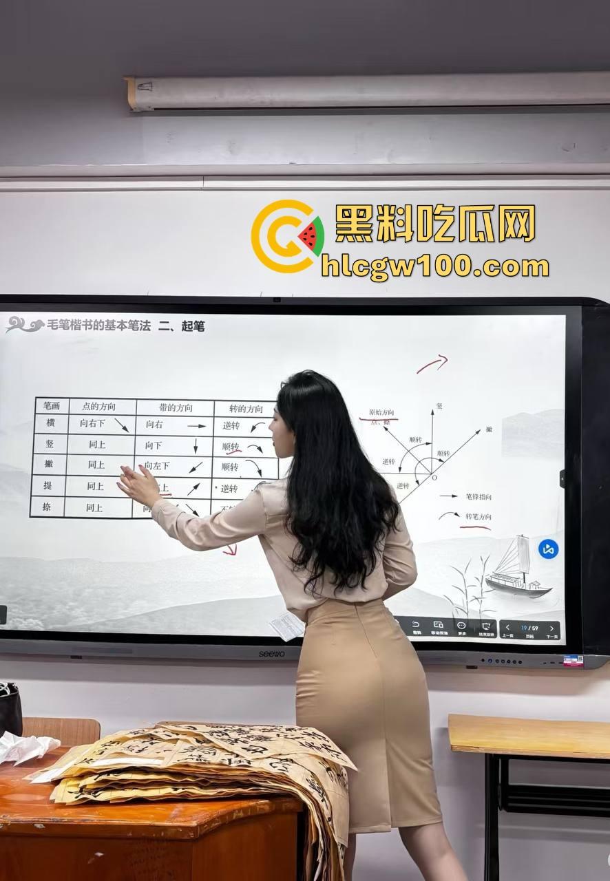 抖音骚鸡书法漏奶直播,真空上阵练毛笔,酥胸似露不露,这就是传说中的雅俗共赏新赛道?陶冶情操还是露奶吸睛?-1