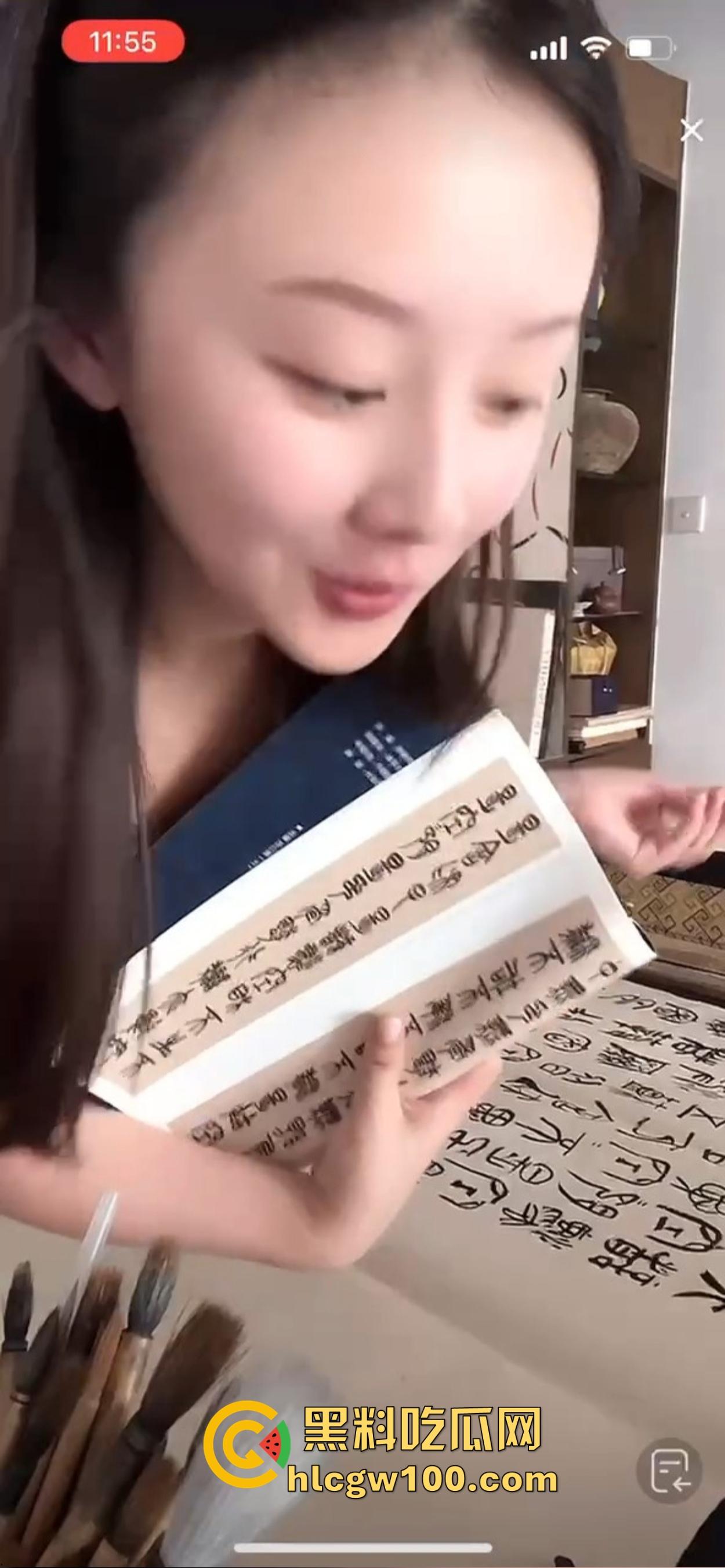 抖音骚鸡书法漏奶直播,真空上阵练毛笔,酥胸似露不露,这就是传说中的雅俗共赏新赛道?陶冶情操还是露奶吸睛?-6