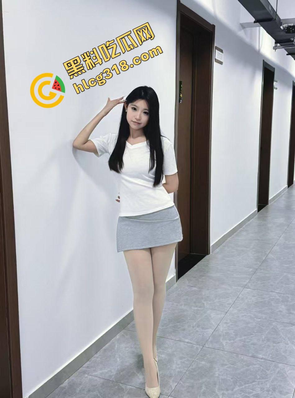 极品炮友太离谱,后入时边操边和闺蜜视频闲聊,还问你们都戴套吗?能不能射里面?骚话根本停不下来!-1