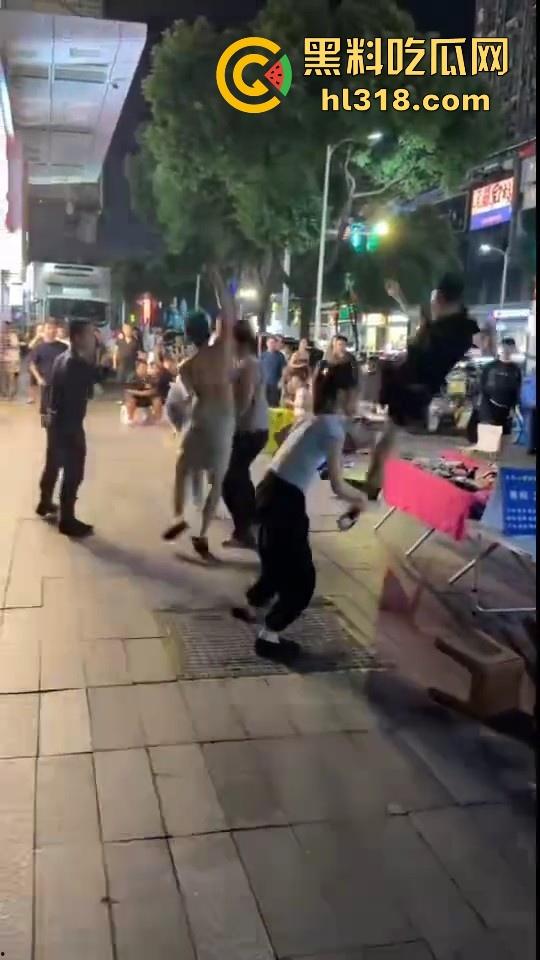 街头拳王大赛激烈上演,四男一女混合拳击,女的本来是拦开的,结果裸体男上来就一个大摆锤击倒,堪比UFC现场!-4