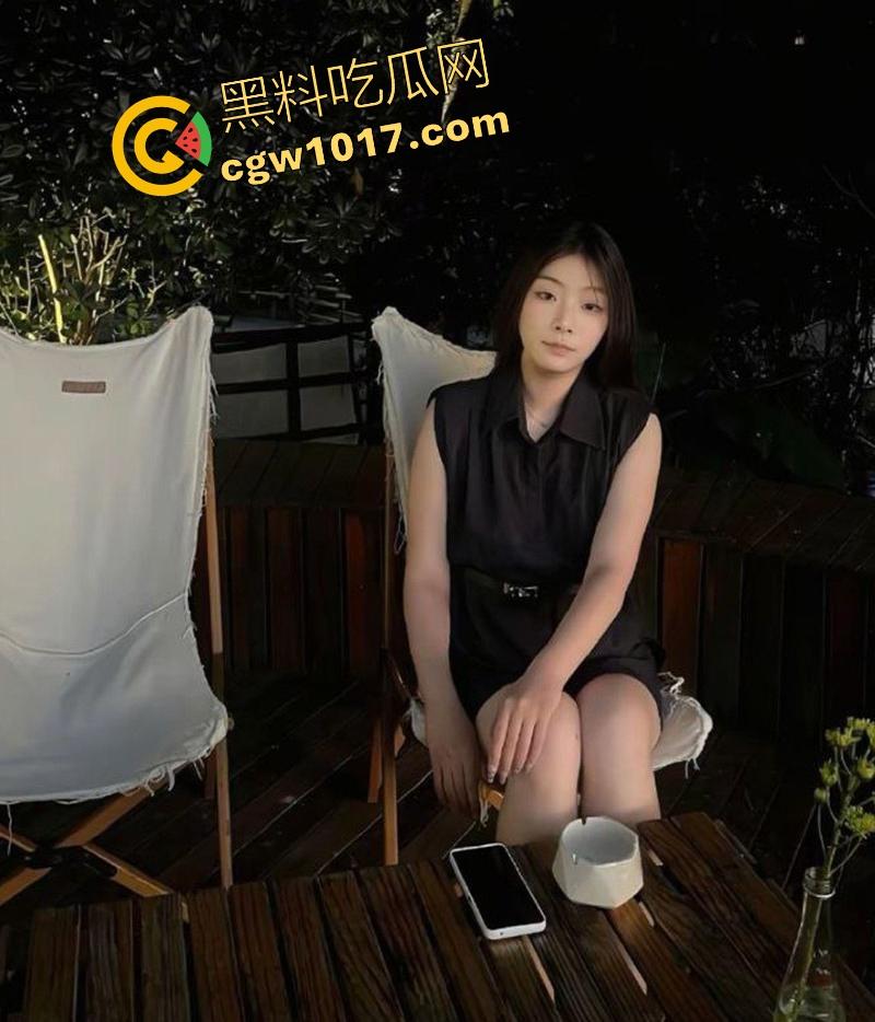 深圳农业银行柜员【林默莉】为求业绩下班幽会金主,不为错过每个业务,边跟大哥做爱边接电话,露脸骑乘反差拉满!-1