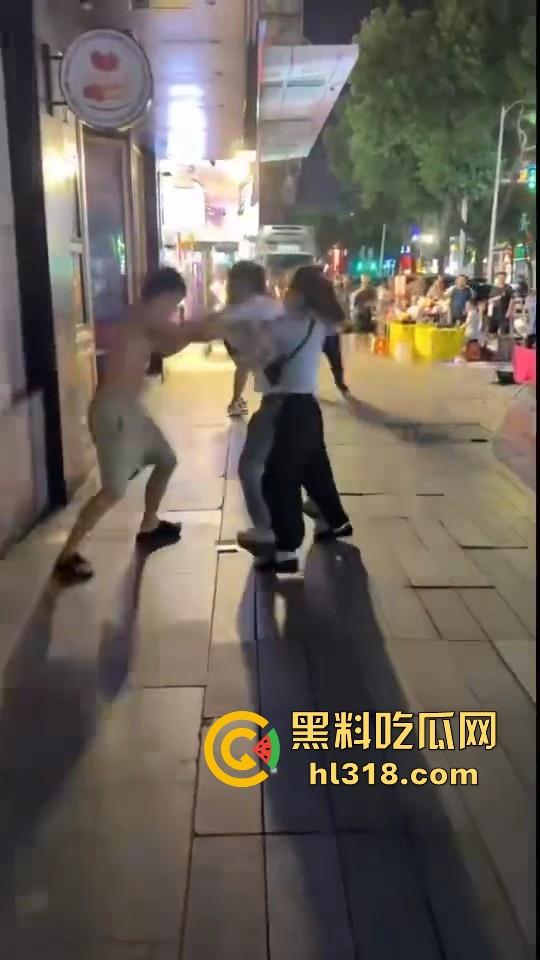 街头拳王大赛激烈上演,四男一女混合拳击,女的本来是拦开的,结果裸体男上来就一个大摆锤击倒,堪比UFC现场!-8
