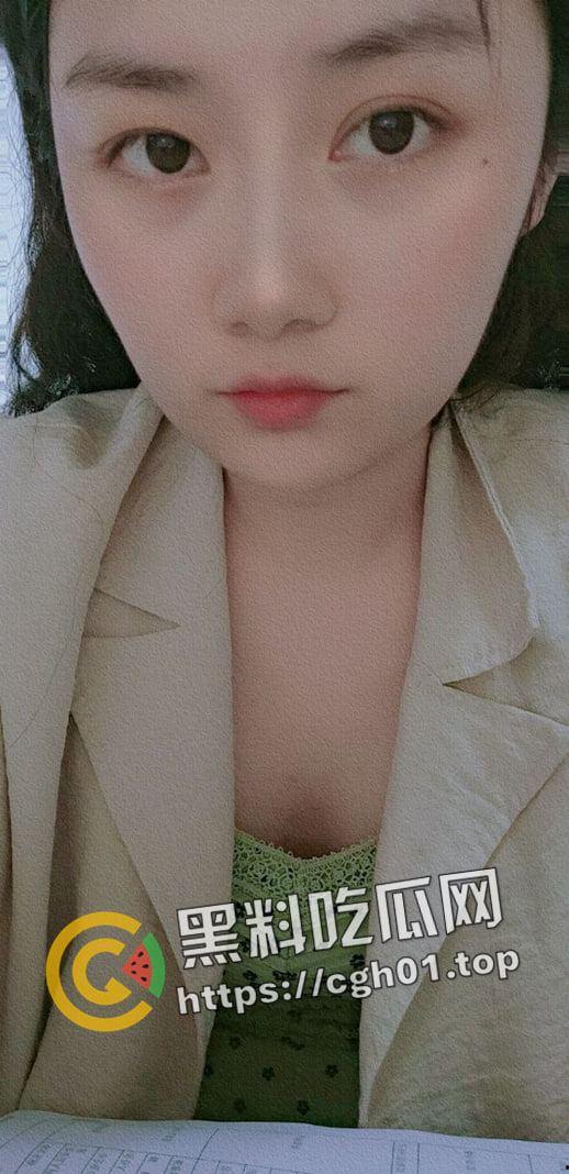 广州少妇【刘芸清】婚内欲求不满 寂寞难耐的骚母狗 小穴胶粘的自拍发给网友遭流出-3