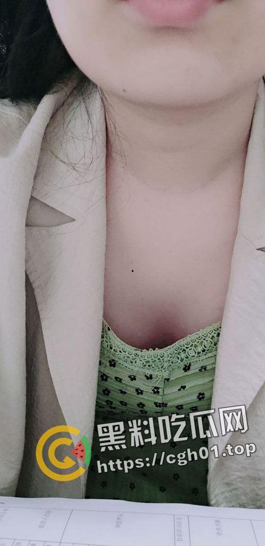 广州少妇【刘芸清】婚内欲求不满 寂寞难耐的骚母狗 小穴胶粘的自拍发给网友遭流出-4