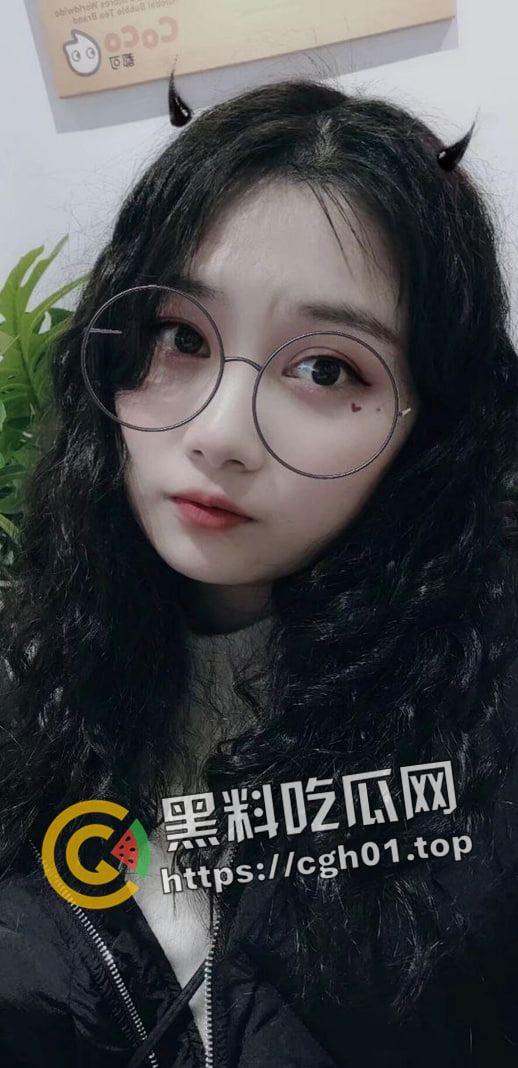 广州少妇【刘芸清】婚内欲求不满 寂寞难耐的骚母狗 小穴胶粘的自拍发给网友遭流出-5