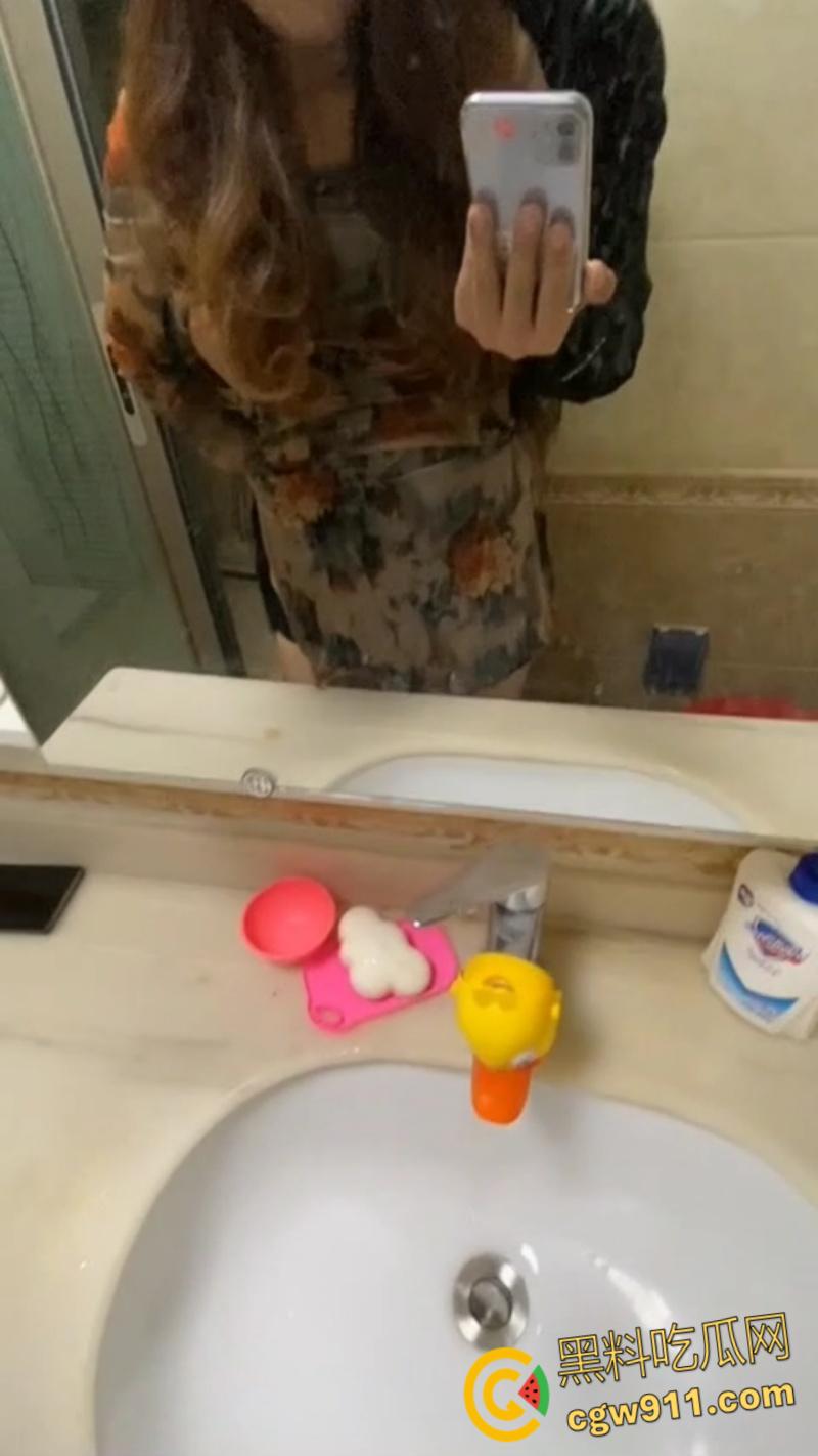 趁妹妹不在家,大姨子穿真空旗袍勾引妹夫,厕所主动跪地口交,镜前后入无套,骑乘内射骚穴 !-4