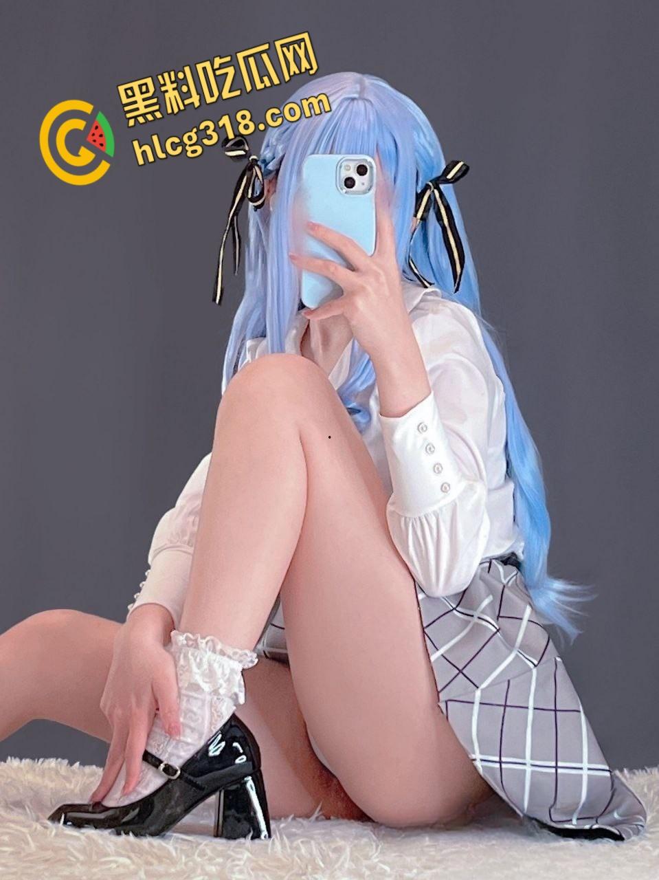 推特福利姬萝莉【Fansly】,白虎玉足嫩的如水,蕾丝内裤狗链手铐,母狗属性拉满真欠操!-1