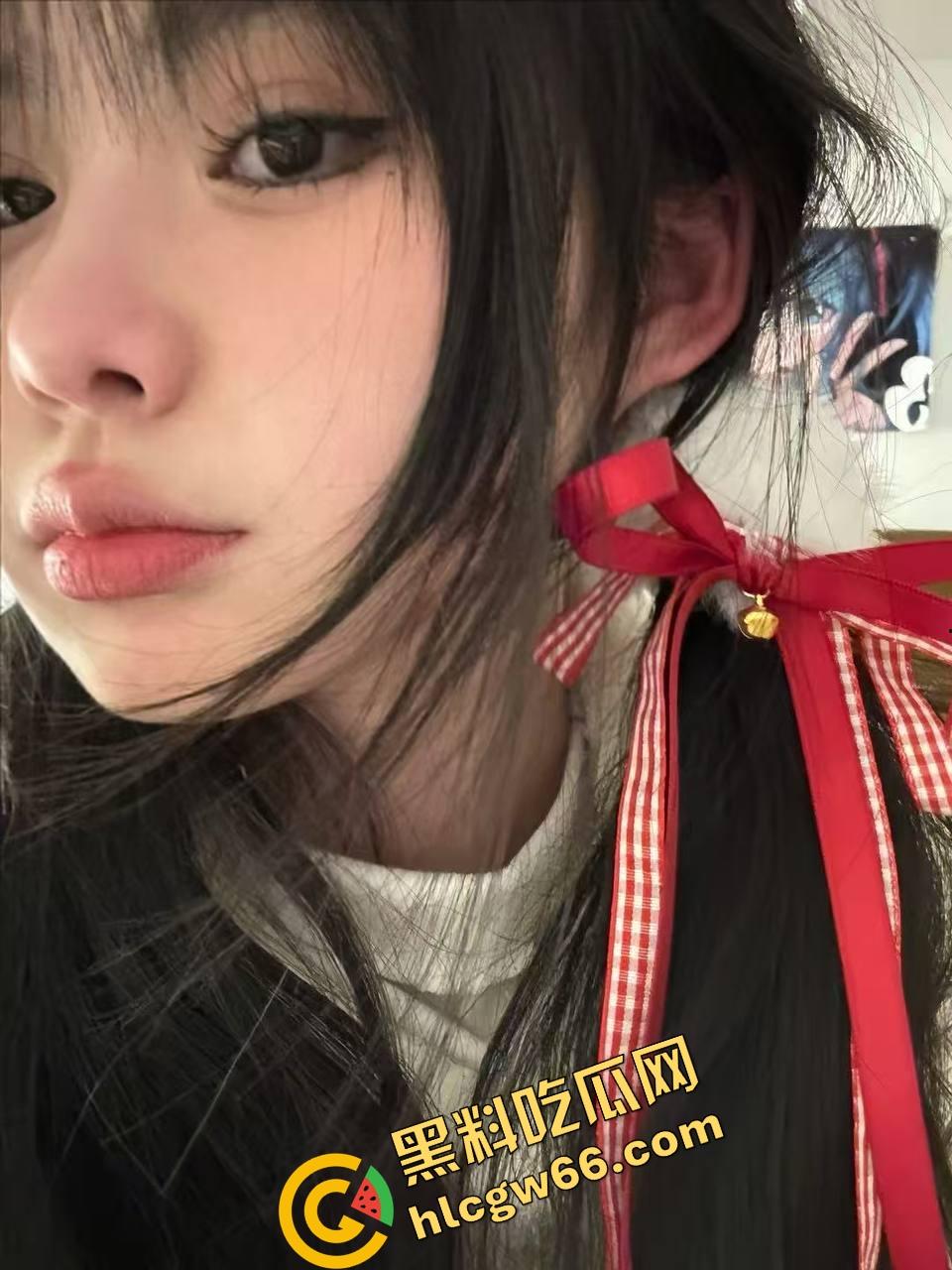 火车卧铺偷拍红内裤嫩妹,裤衩勒紧嫩缝露馅,掀裙偷看白腿夹得人心痒痒,这骚货睡梦中都欠干得要命!-2