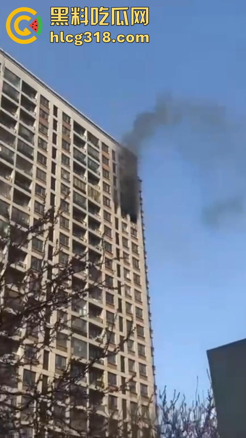 青岛电瓶车飞线充电,发生爆燃造成严重火灾,现场画面触目惊心,清晰听见传来的爆炸声!-1