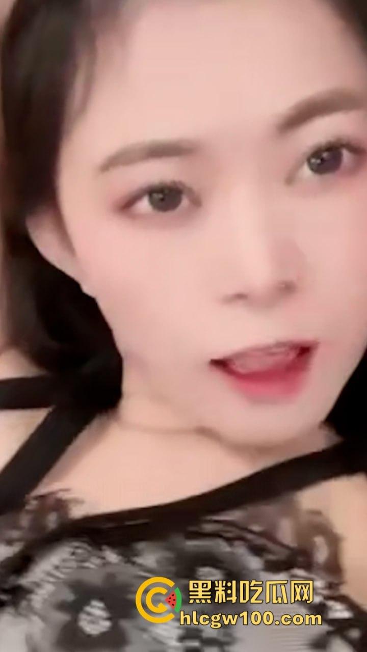 快手 75W粉主播【丸子长不大哦】大尺度裸舞自慰 穿着黑丝展示美腿美足和巨乳!-2