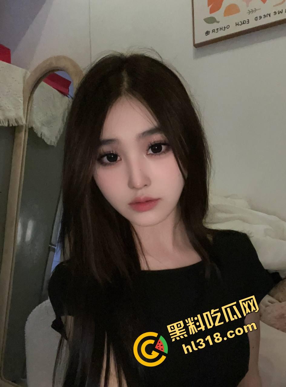 白裙小羊变吞精母狗,超市收银员『王雪儿』试衣间跪舔,精液从小嘴流一脸,跪地舔完还腼腆说好喝!-2