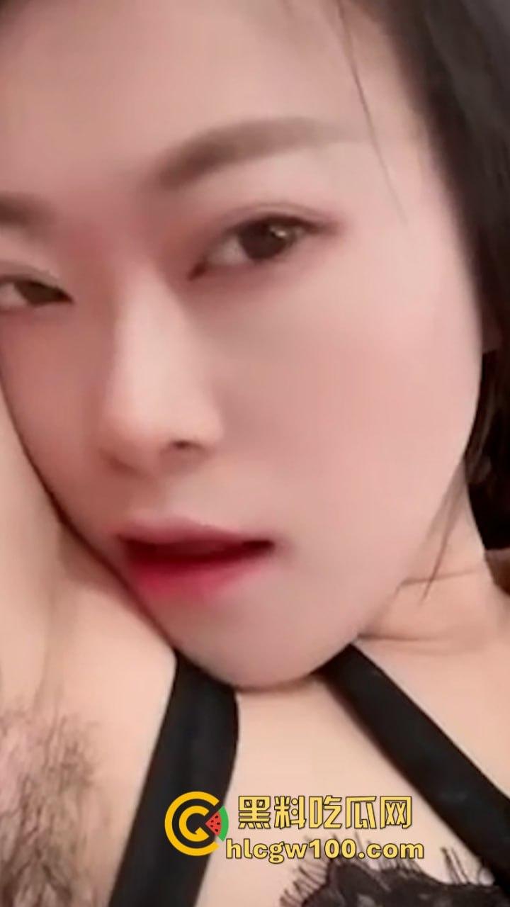 快手 75W粉主播【丸子长不大哦】大尺度裸舞自慰 穿着黑丝展示美腿美足和巨乳!-17