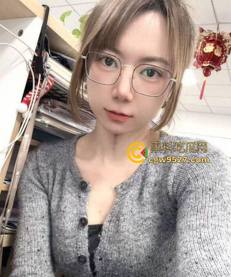 体制内文员【段潇潇】私生活大曝光,可爱粉嫩少妇每晚加班服侍舔弄领导,翻白眼挑逗口交,反差到极点!-4