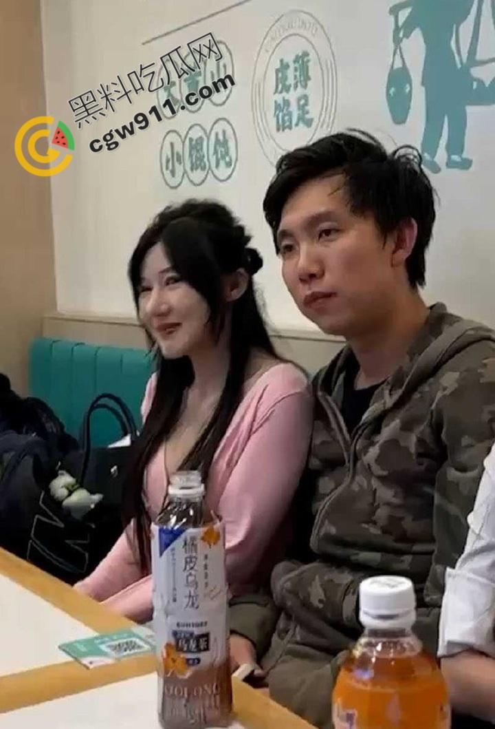 上海财兜兜大黄山小馄饨店:两巨乳骚货撕逼大战,黑衣少女满脸是血,奶子半露,现场血腥火爆!-3