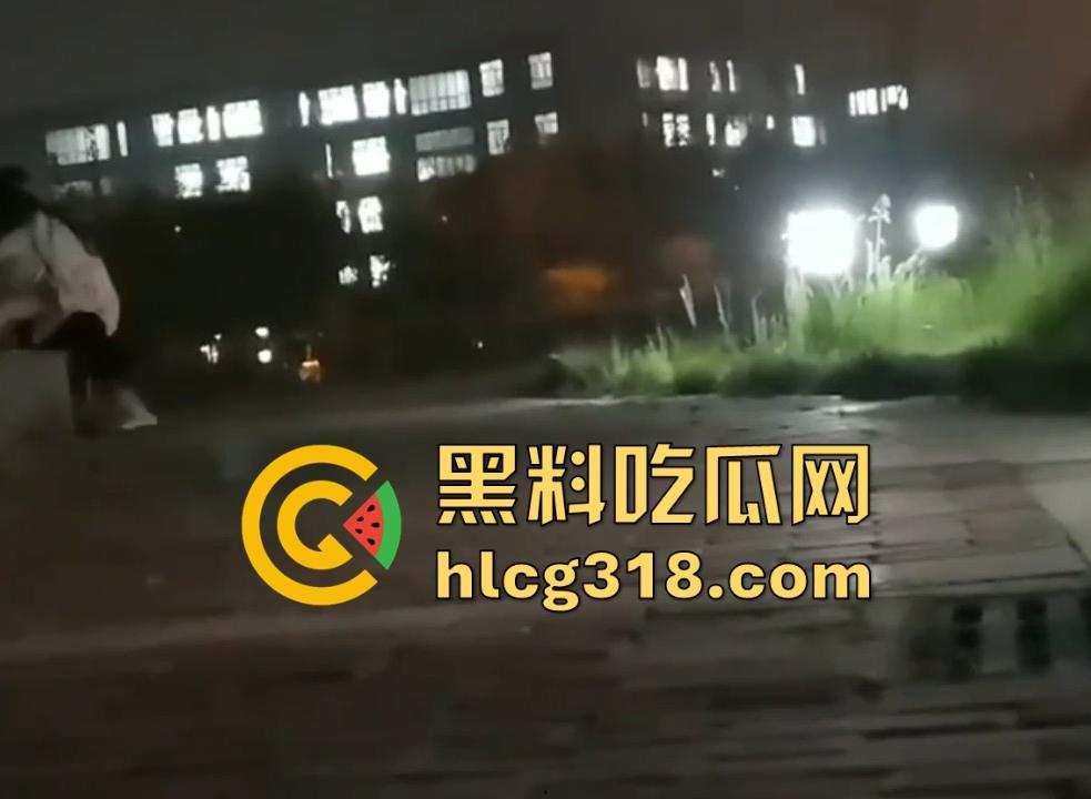 大学的野战瞬间!盘点一下那些性欲极其小伙户外的大学小情侣们的现场视频 满满的荷尔蒙呀!-6