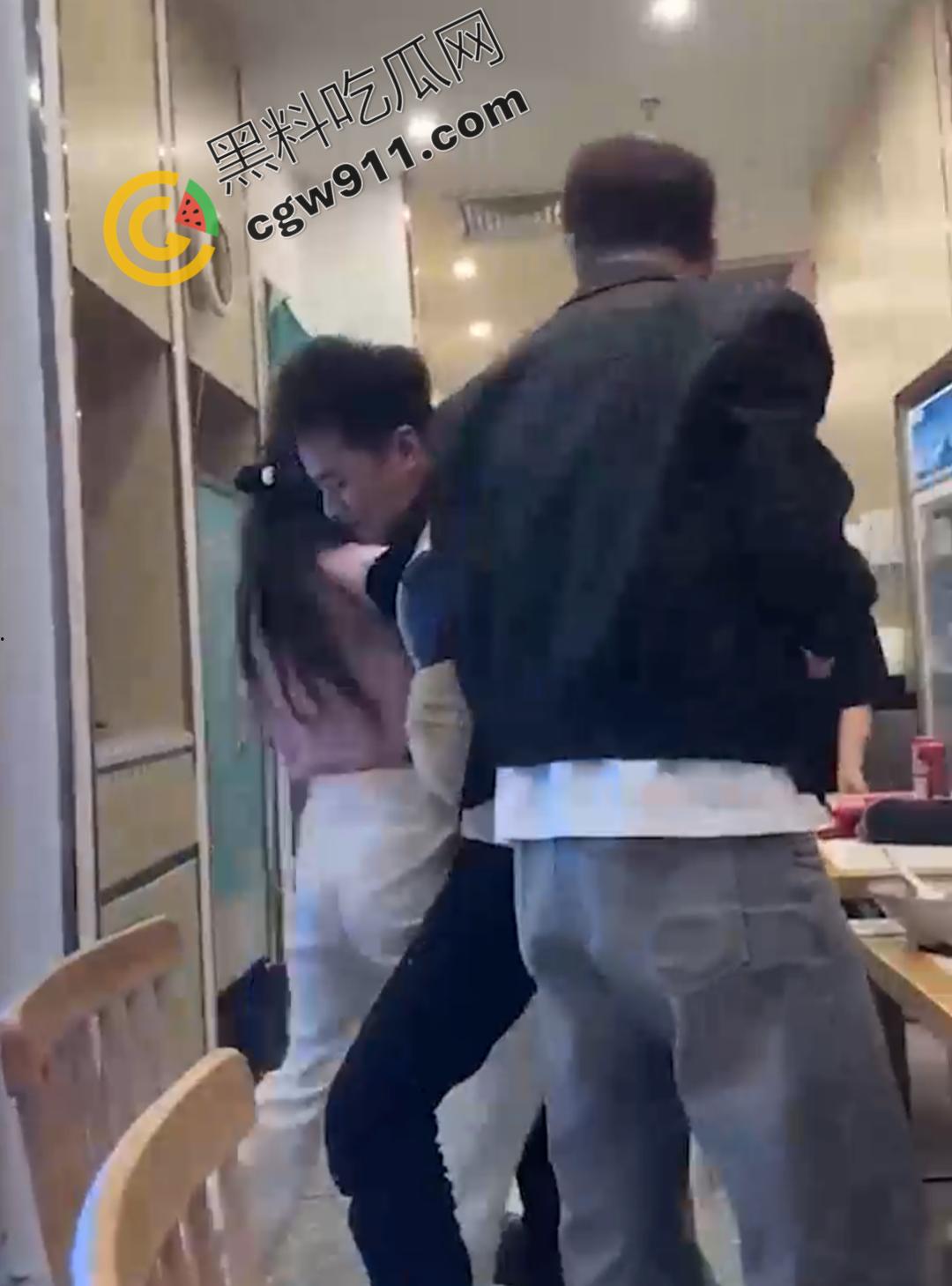 上海财兜兜大黄山小馄饨店:两巨乳骚货撕逼大战,黑衣少女满脸是血,奶子半露,现场血腥火爆!-4