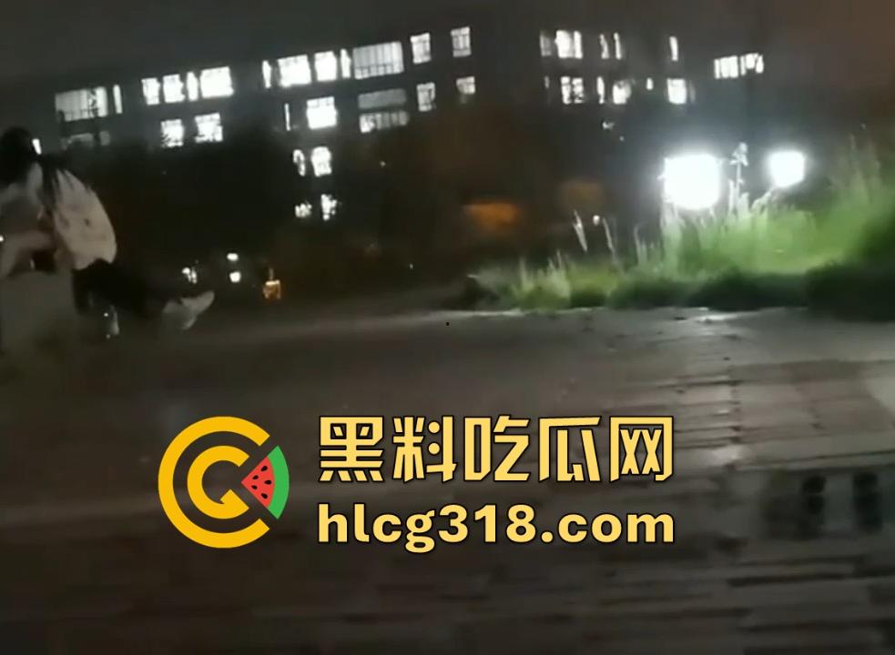 大学的野战瞬间!盘点一下那些性欲极其小伙户外的大学小情侣们的现场视频 满满的荷尔蒙呀!-7