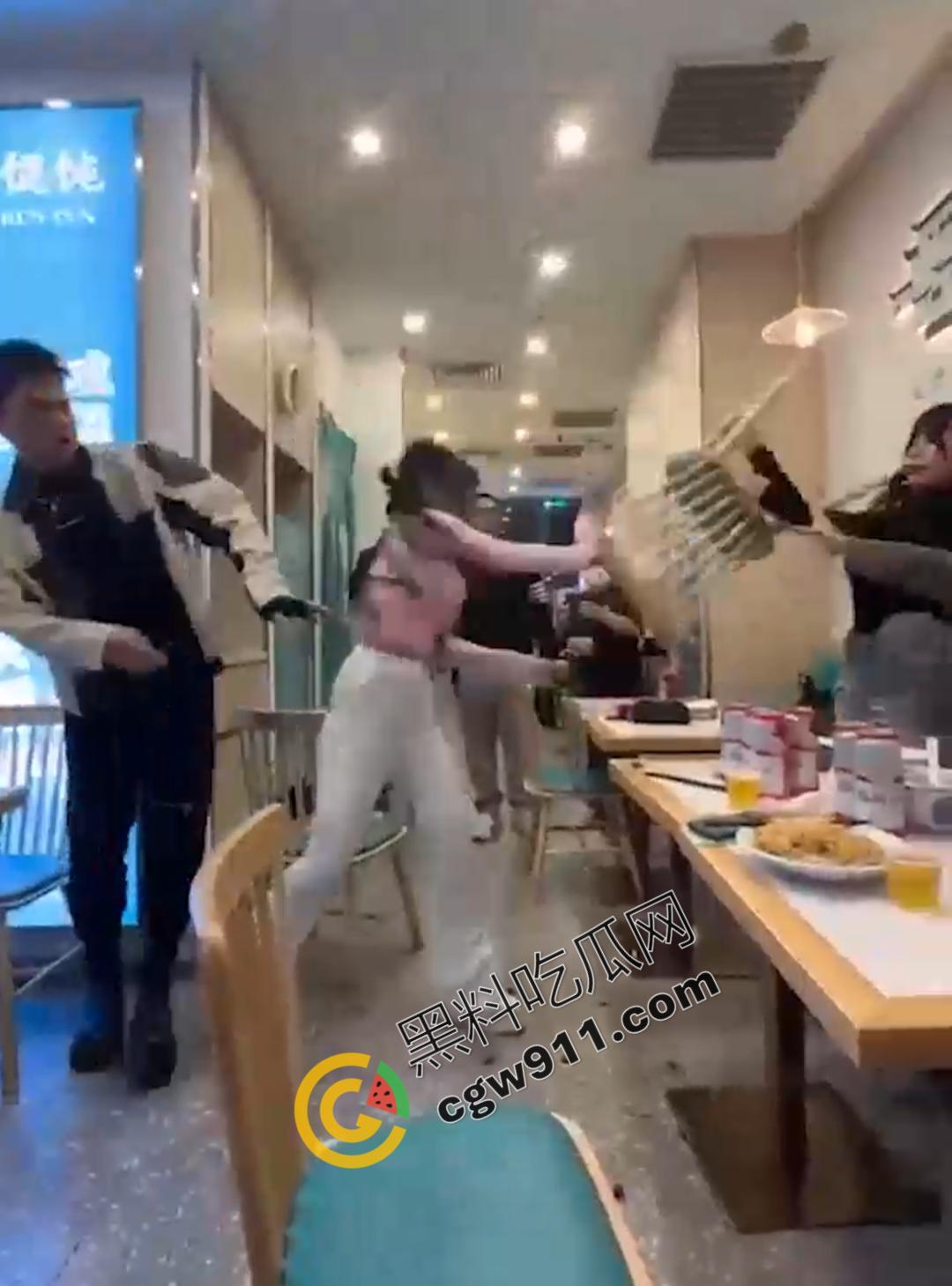 上海财兜兜大黄山小馄饨店:两巨乳骚货撕逼大战,黑衣少女满脸是血,奶子半露,现场血腥火爆!-5