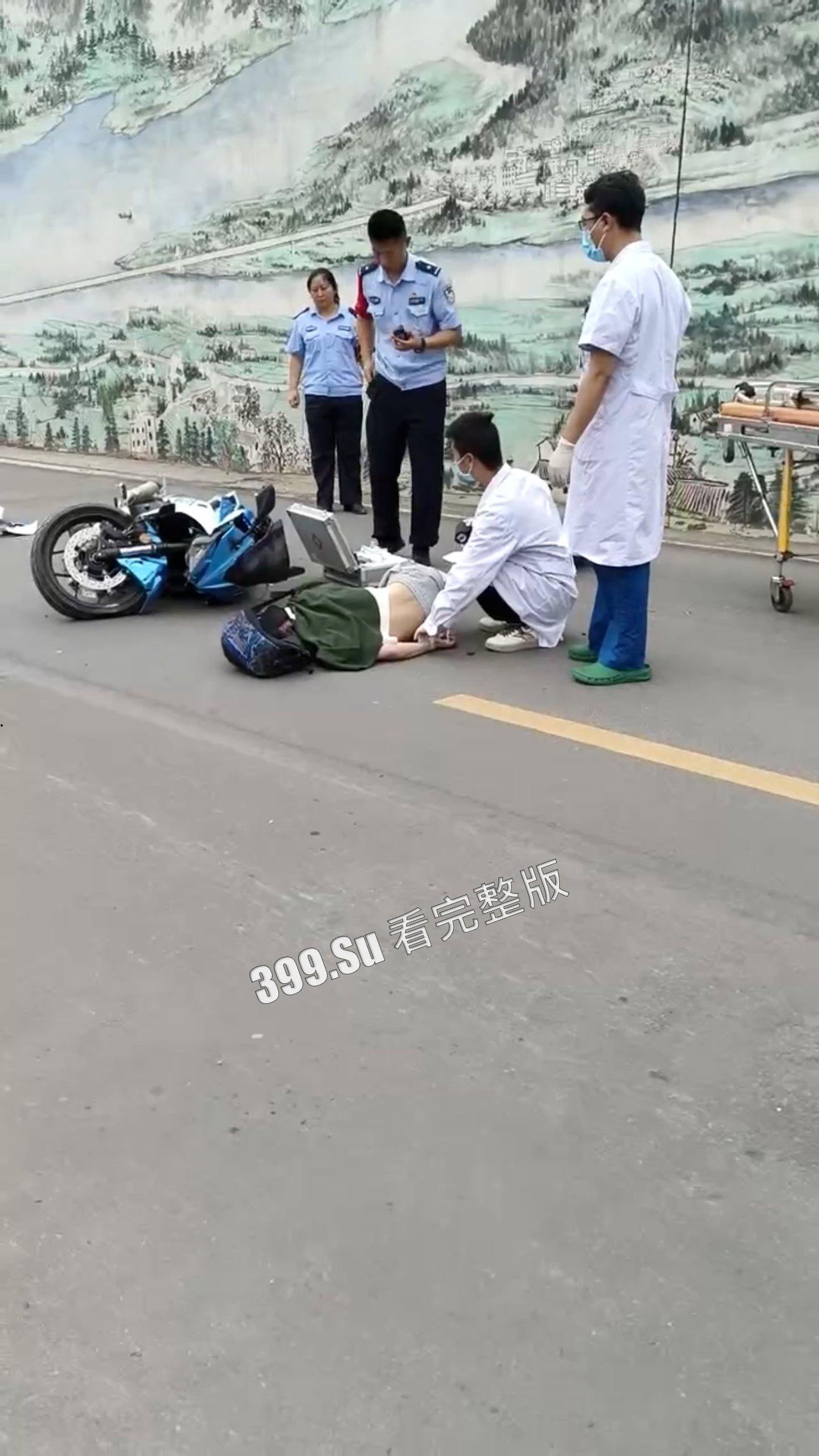 车祸现场  最近骑士们的运气可不太好，摩托车可遭老罪了-4