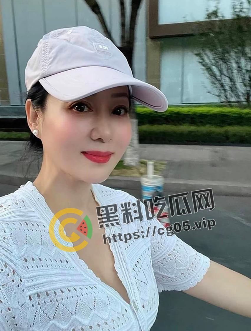 阿姨 我不想努力了!青壮小伙约炮房东饥渴阿姨 给阿姨舔喷射了 全程骚话 姨是真的败火啊-3