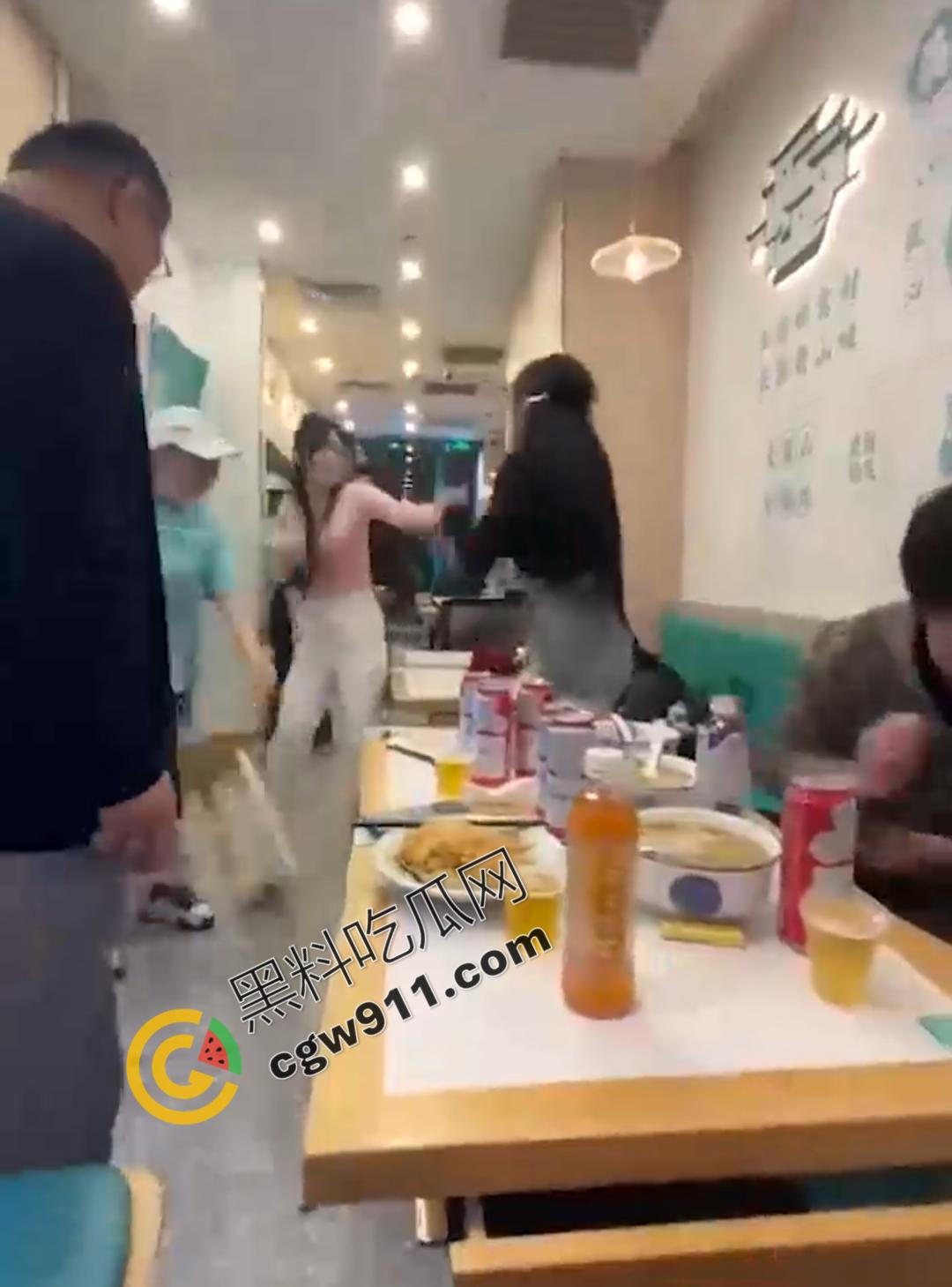 上海财兜兜大黄山小馄饨店:两巨乳骚货撕逼大战,黑衣少女满脸是血,奶子半露,现场血腥火爆!-6