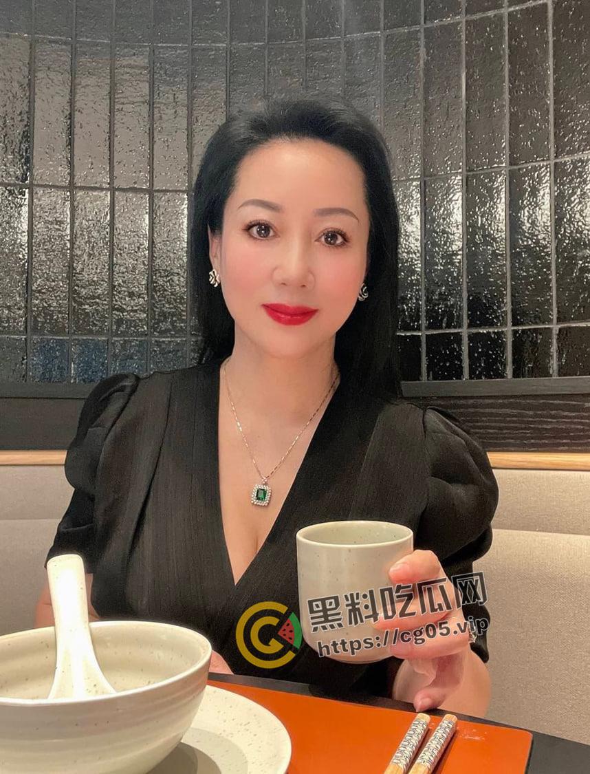 阿姨 我不想努力了!青壮小伙约炮房东饥渴阿姨 给阿姨舔喷射了 全程骚话 姨是真的败火啊-4