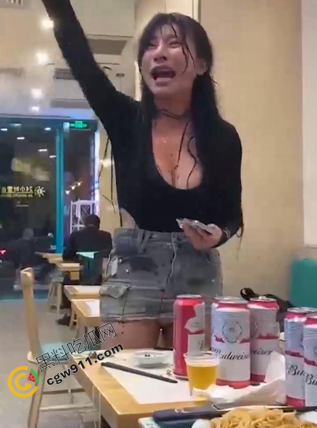 上海财兜兜大黄山小馄饨店:两巨乳骚货撕逼大战,黑衣少女满脸是血,奶子半露,现场血腥火爆!-8