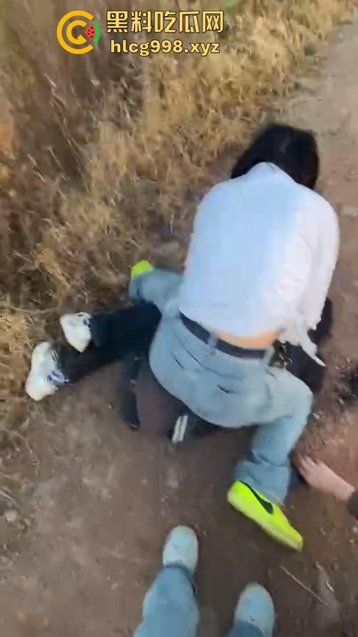 山西女生野外遭7人围殴 视频曝光长达5分钟打骂虐待 真是一群畜生!-1