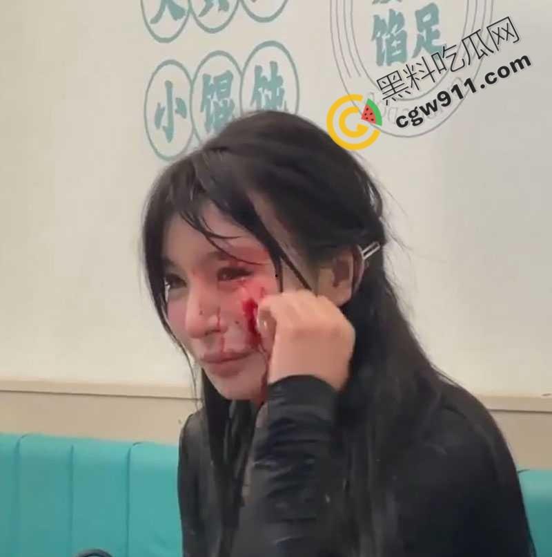 上海财兜兜大黄山小馄饨店:两巨乳骚货撕逼大战,黑衣少女满脸是血,奶子半露,现场血腥火爆!-9