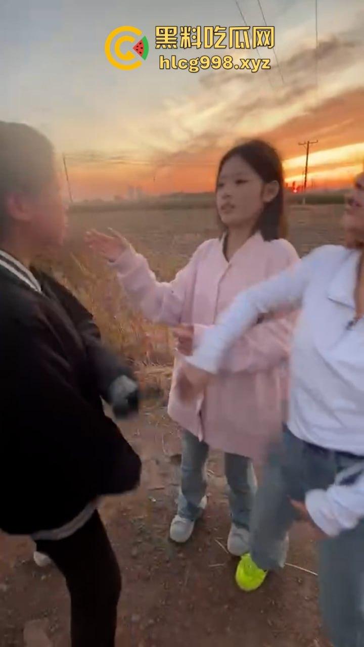 山西女生野外遭7人围殴 视频曝光长达5分钟打骂虐待 真是一群畜生!-4