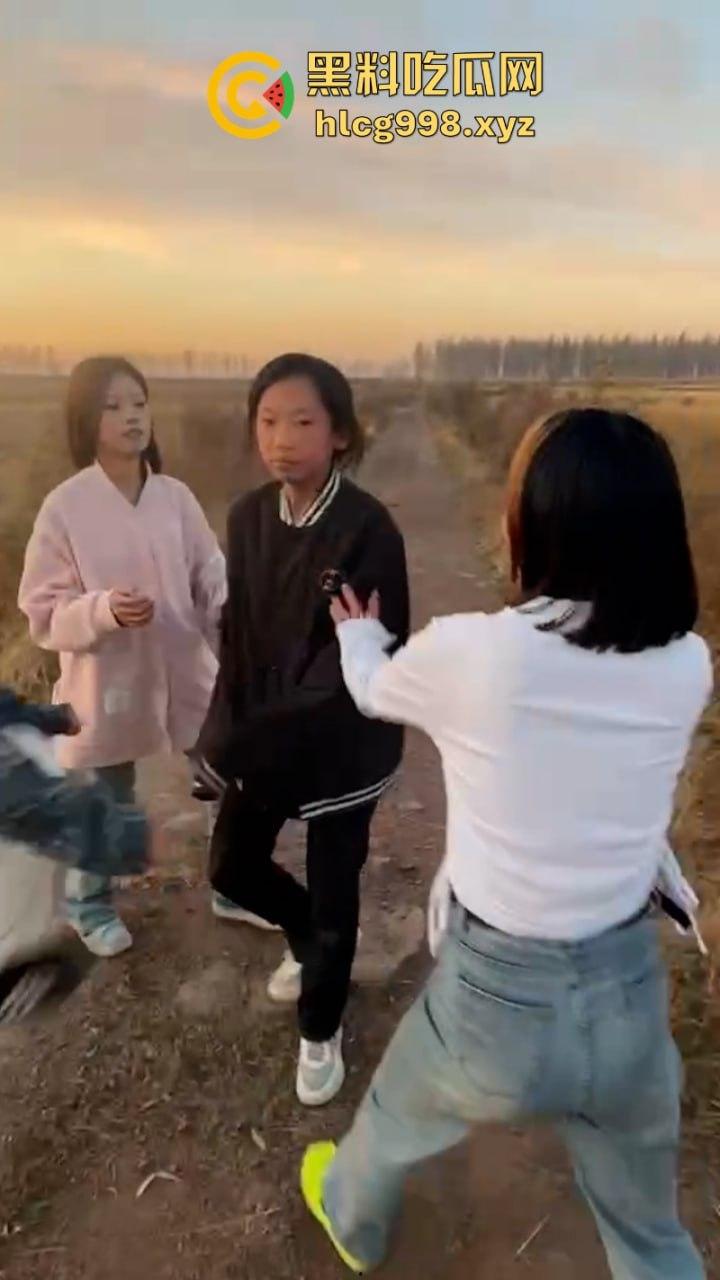 山西女生野外遭7人围殴 视频曝光长达5分钟打骂虐待 真是一群畜生!-5