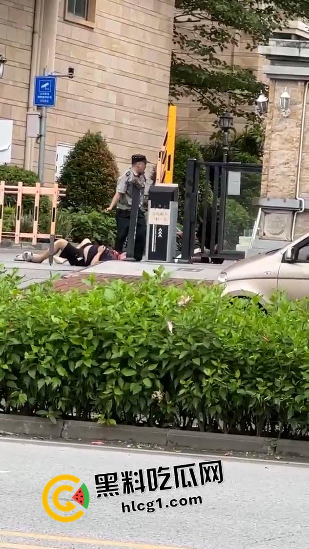 广西防城港公婆不按规定停车 还打骂保安 被保安夺刀砍死 大快人心 现场血腥视频流出-3