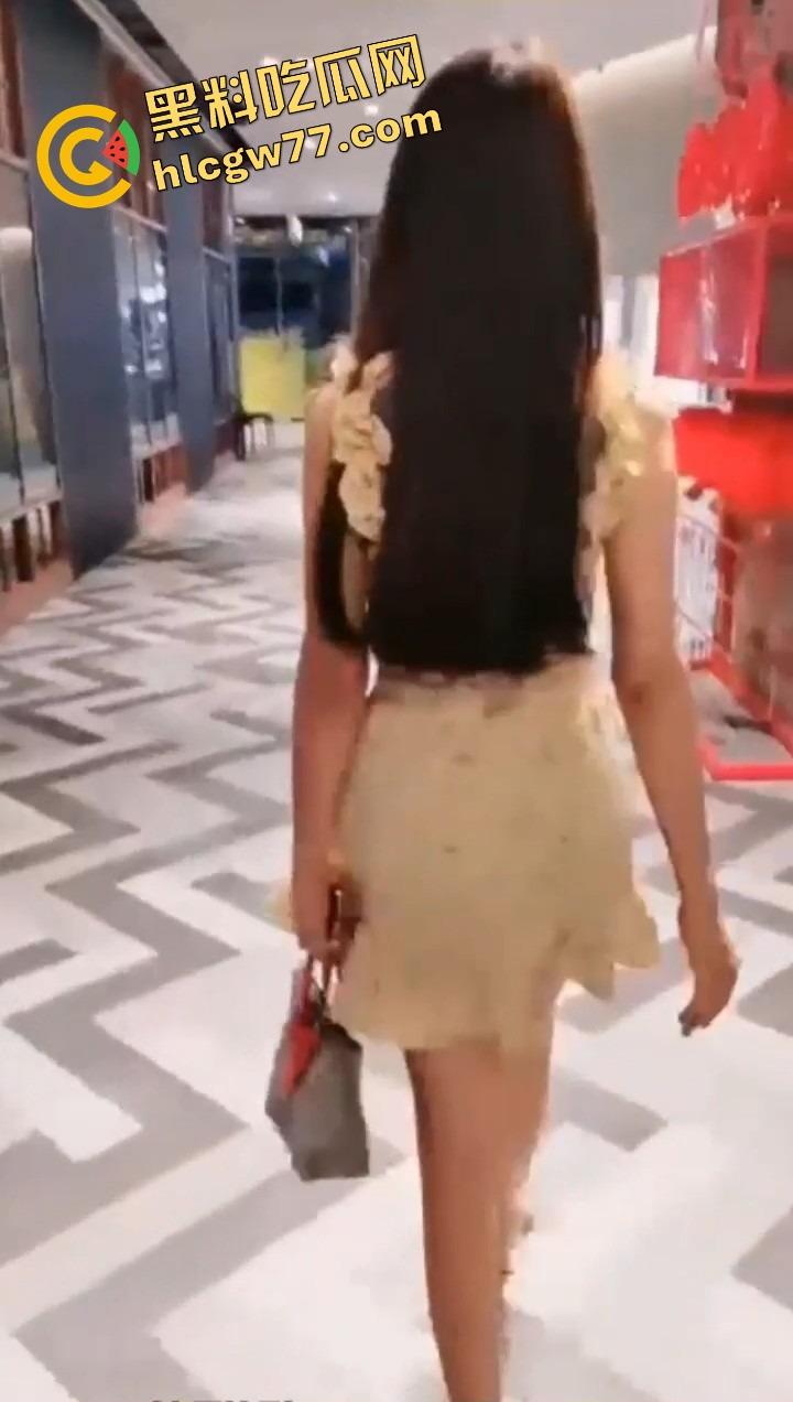富哥牵着小骚逼逛商场,你见过鲍鱼一路滴到厕所的吗?这骚逼被干得连扶手都抓不住了!-8