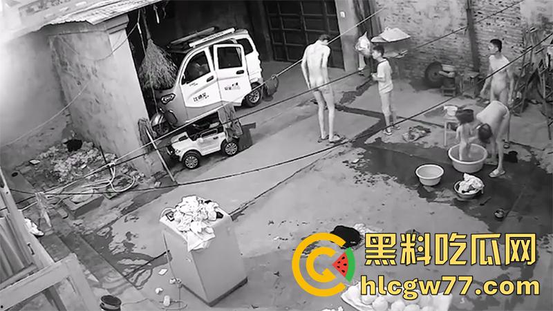 家庭摄像头破解,乱伦家庭户外洗澡,全身赤裸院子里等着洗澡,这骚妈身材还真奈斯啊!-1