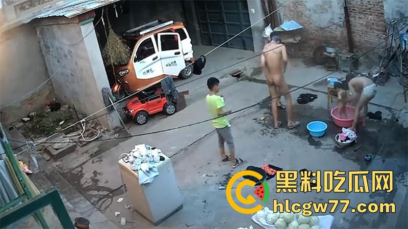家庭摄像头破解,乱伦家庭户外洗澡,全身赤裸院子里等着洗澡,这骚妈身材还真奈斯啊!-3