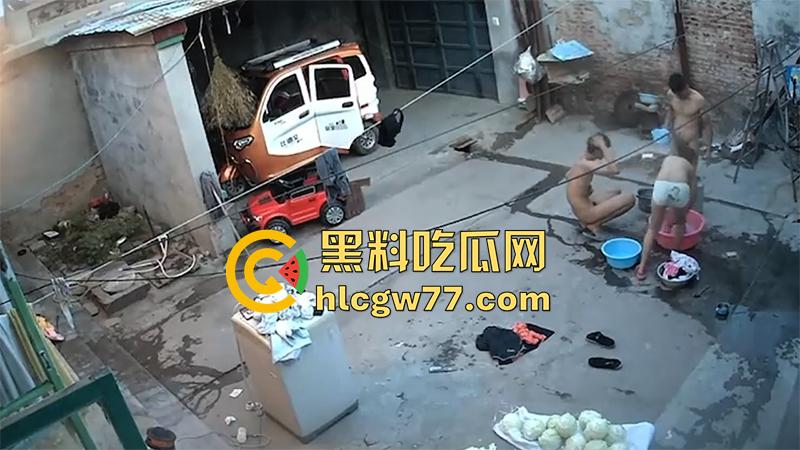 家庭摄像头破解,乱伦家庭户外洗澡,全身赤裸院子里等着洗澡,这骚妈身材还真奈斯啊!-5