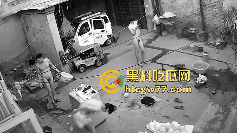 家庭摄像头破解,乱伦家庭户外洗澡,全身赤裸院子里等着洗澡,这骚妈身材还真奈斯啊!-6
